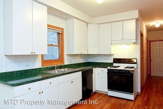 2nd image of 1536 N Claremont Ave APT Gdn