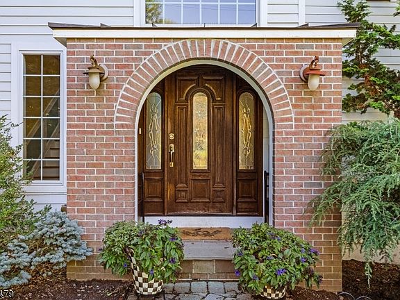 3rd image of 20 Dogwood Dr