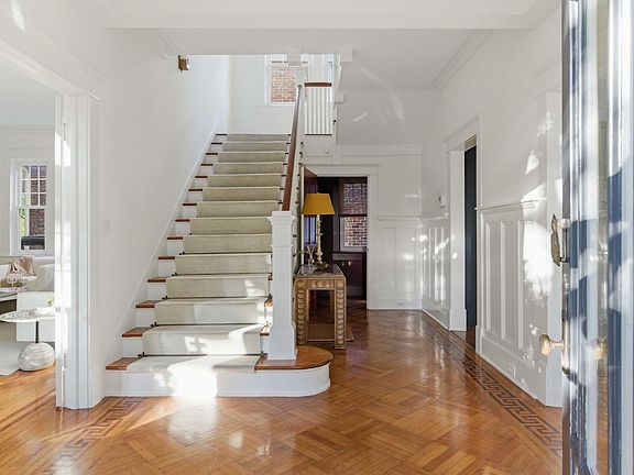 5th image of 56 Parkwood Ave