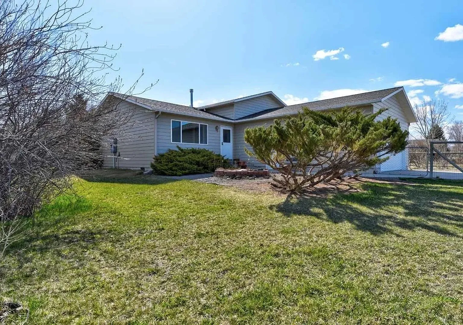 Furnished 4-Bedroom, 3-Bath Home with Spacious Backyard — Photo 1