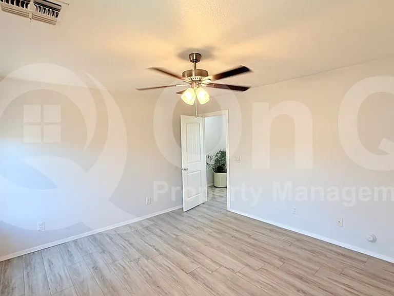 1103 E Grove St — Photo 10