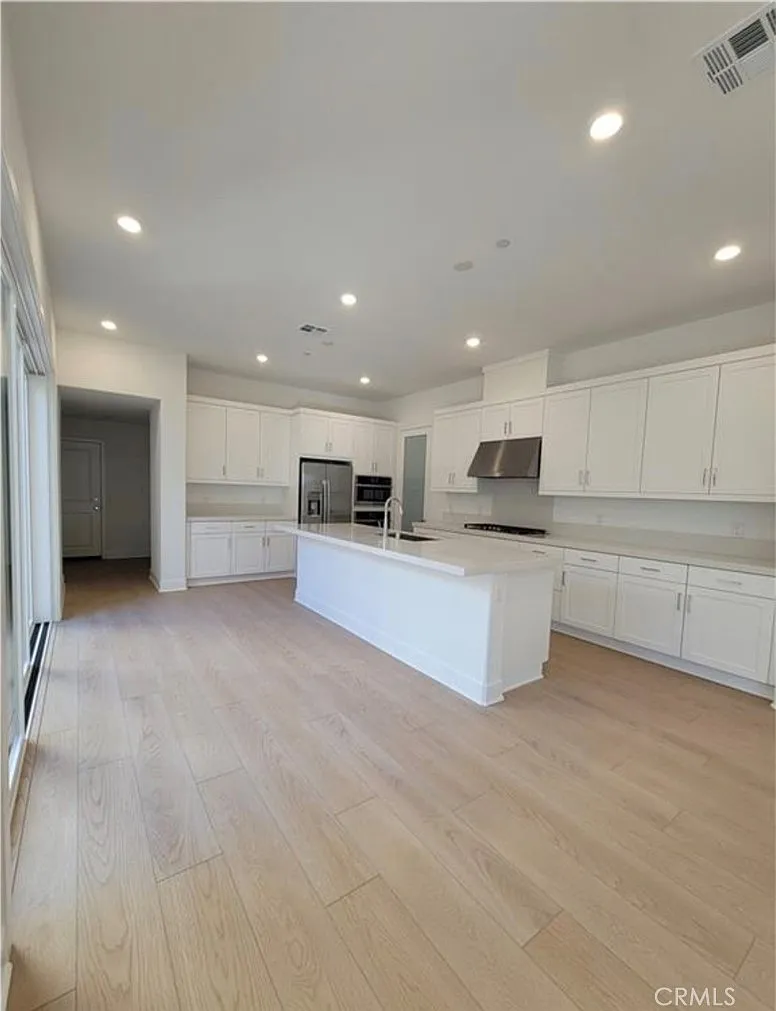 4 bed, 6.0 bath, 3000 sqft, $6,000 — Photo 2