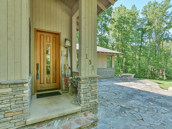 3rd image of 131 Lakeview Dr