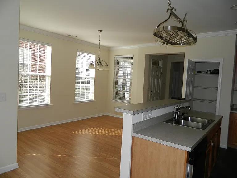 1027 Remington Oaks Cir — Photo 4