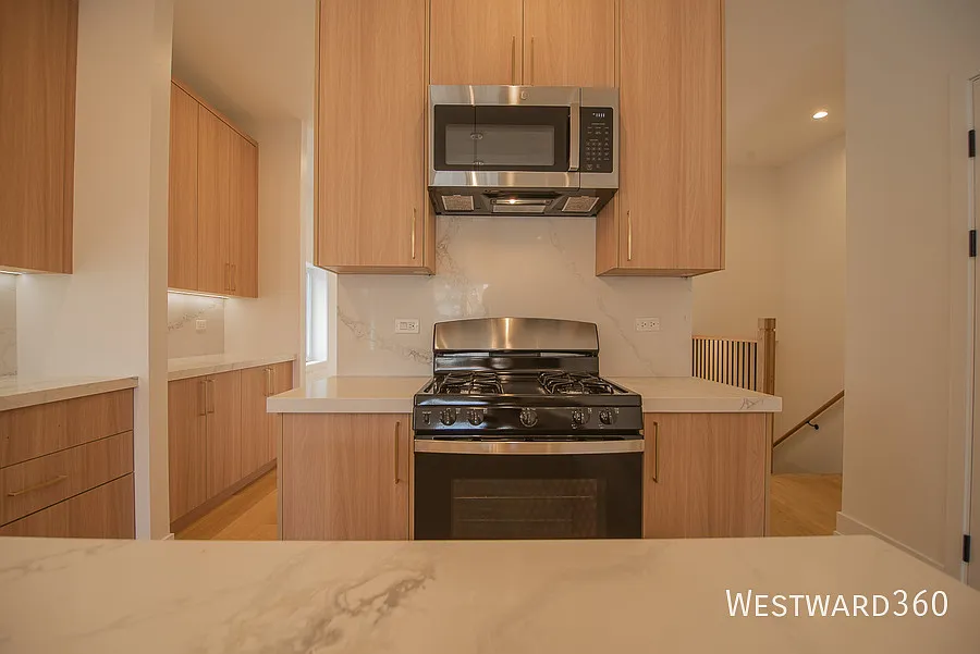 Fantastic Four Bed/Two and a half bath Duplex Down Available Now! — Photo 3