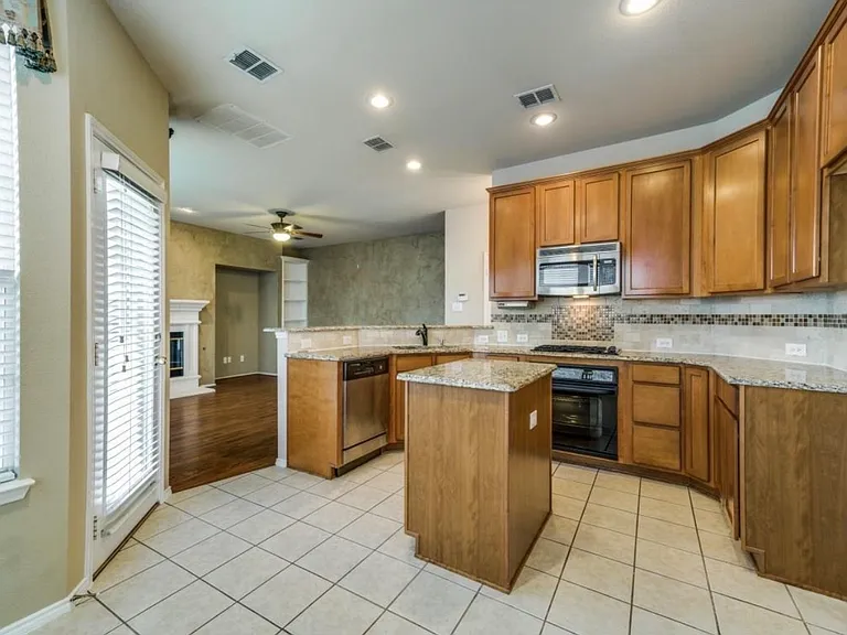 516 Hawken Dr — Photo 2