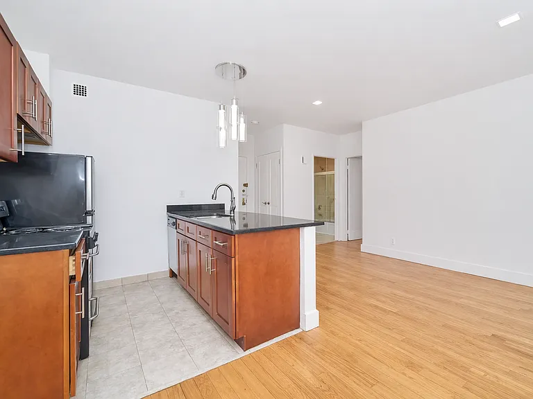 213 E 37th St #3FF — Photo 6