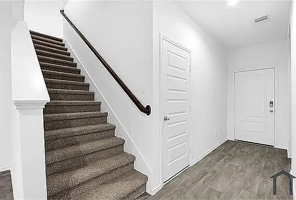 4 bed, 3.0 bath, 2496 sqft, $2,249 — Photo 4