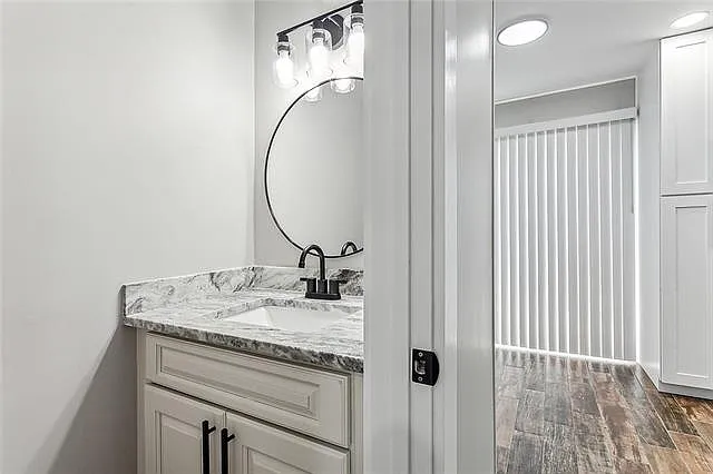 900 Avenue H #C — Photo 9