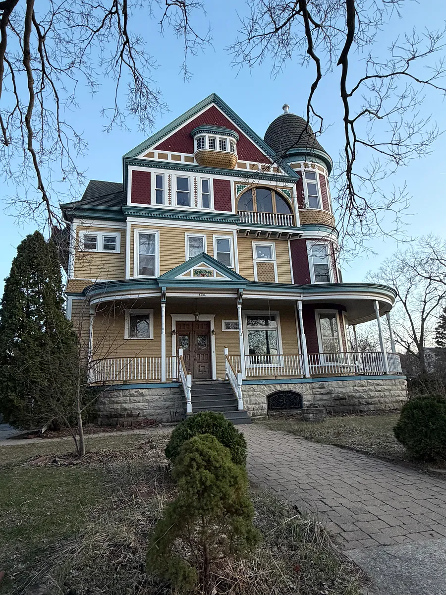 Building Photo - 1306 Main St