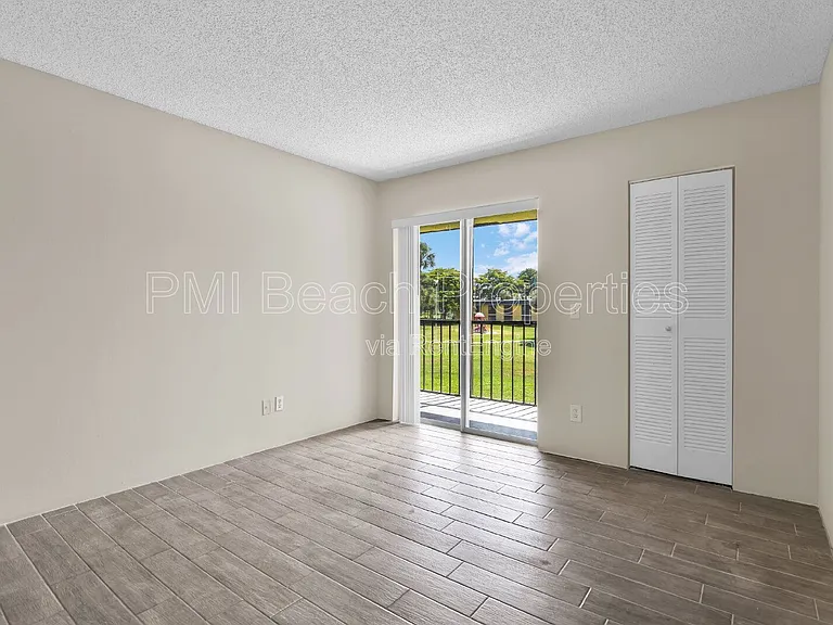 414 Meadows Cir — Photo 8
