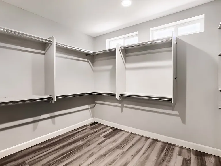 Primer bedroom closet