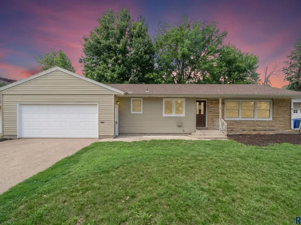 805 N Dakota St, Canton, SD 57013