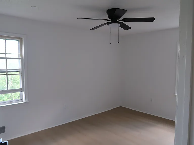 1085 Vaughn Ave — Photo 9