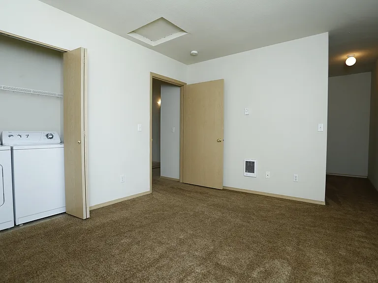 Gateway Village Apartments — Photo 12