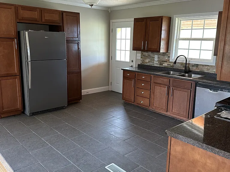 206 Russell Rd S — Photo 5