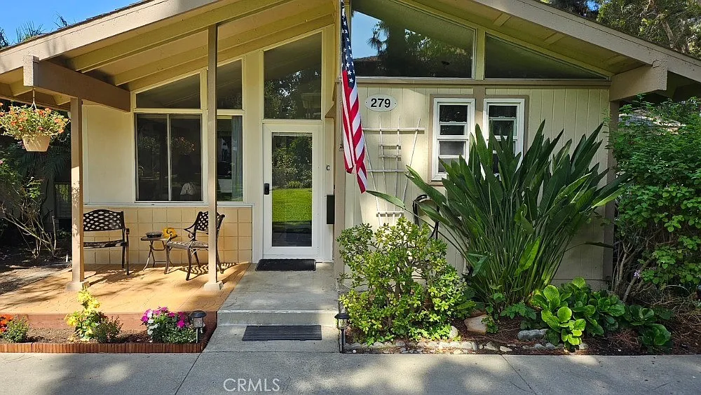 2 bed, 850 sqft, $2,700 — Photo 1
