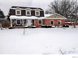 16189 Silvershore Dr, Fenton, MI 48430