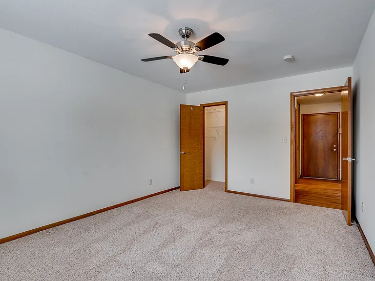 Queen Terrace Apartments — Photo 14