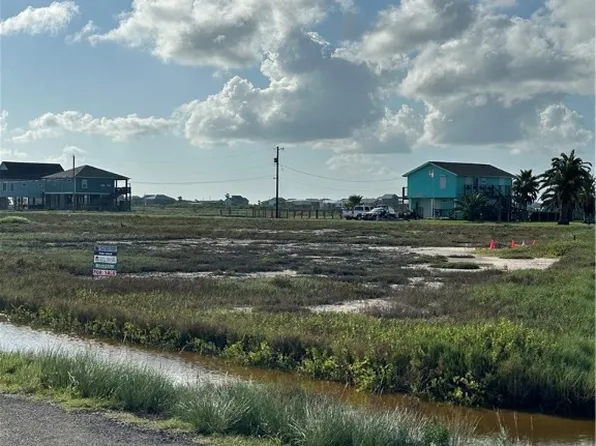 245 Sailfish Dr, Rockport, TX 78382