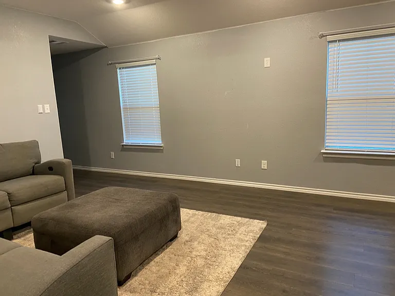 2522 Russell St — Photo 3
