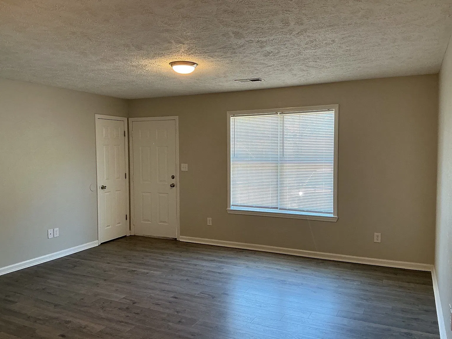 3 bed, 1030 sqft, $1,500 — Photo 3