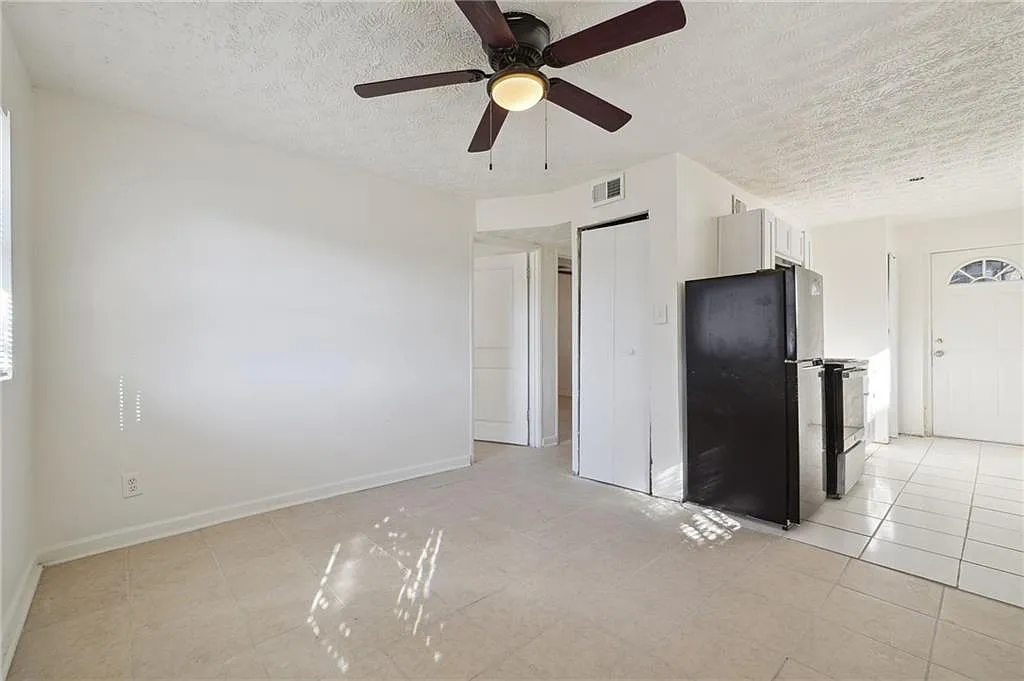 2 bed, 1.0 bath, 1176 sqft, $1,050 — Photo 3