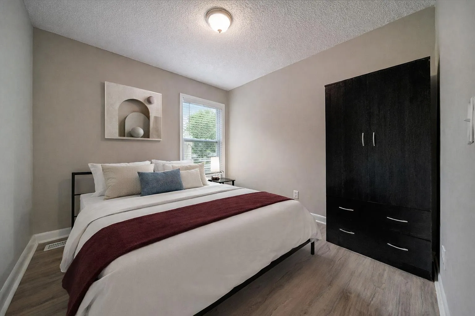 4 bed, 2.0 bath, 1887 sqft, $598 — Photo 1