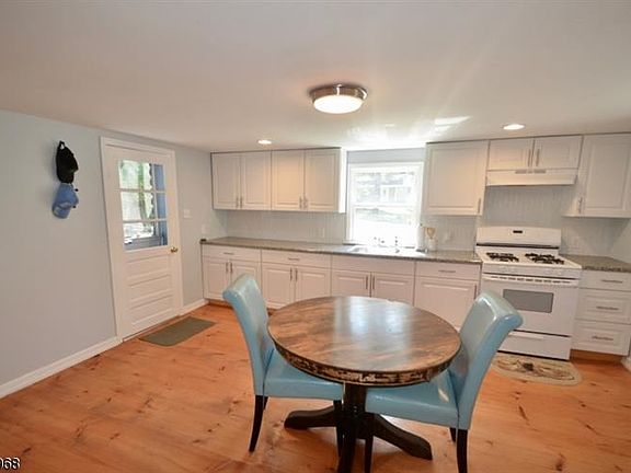 2nd image of 17 Richards St