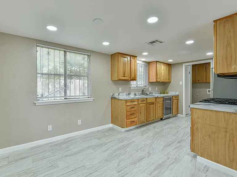 1141 Royal Crest Dr — Photo 19