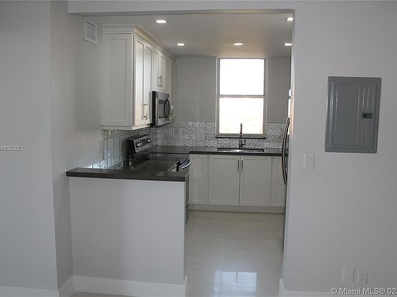 4th image of 18181 NE 31st Ct APT 1010