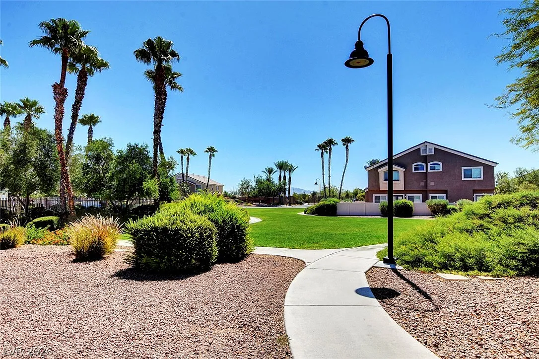 2 bed, 2.5 bath, 1332 sqft, $1,675 — Photo 2