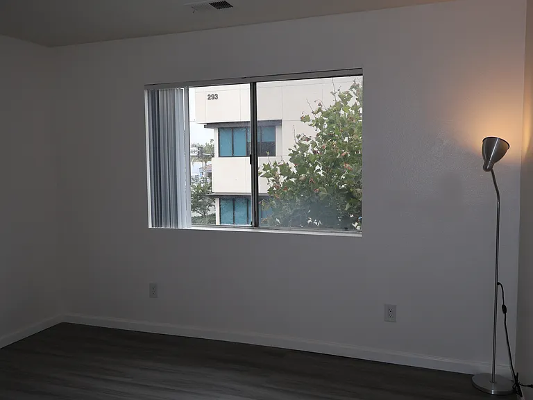 1323 W Palmyra Ave #B — Photo 16