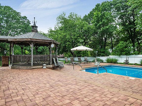 3rd image of 2 Whitney Cir