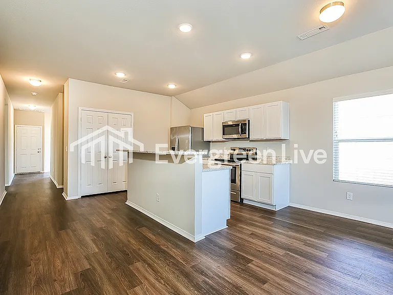 1067 Huntington Dr — Photo 10