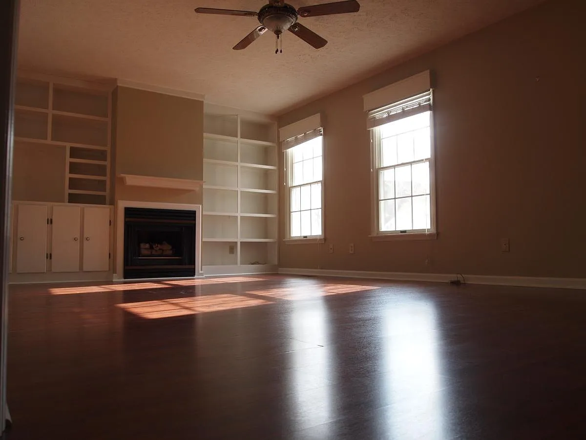 Building Photo - 1211 E Skylark Ct