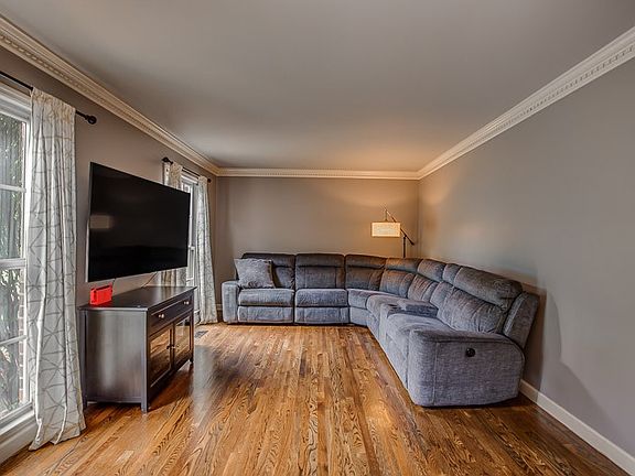 4th image of 2215 Castlewood Dr