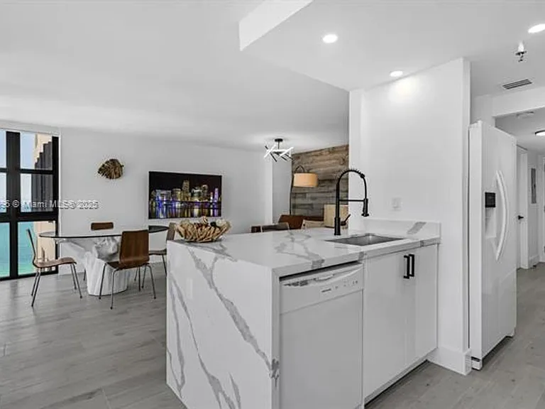 2555 Collins Avenue Cu #2200 — Photo 21