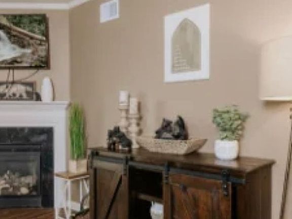 5th image of 3919 S River Rd #604