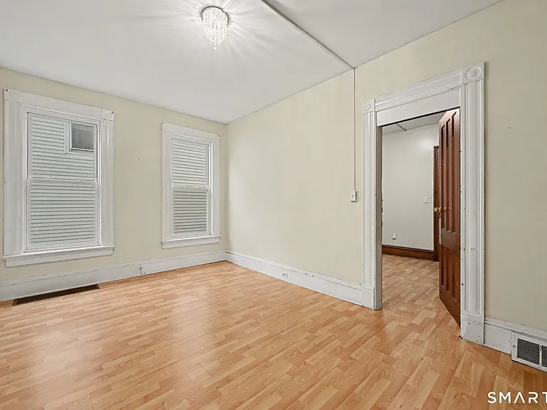 135 Sherwood Ave — Photo 14