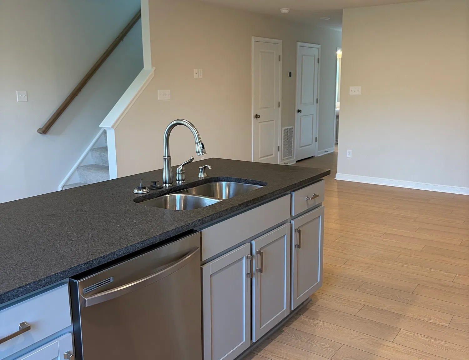 3 bed, 2.5 bath, 1525 sqft, $2,599 — Photo 2