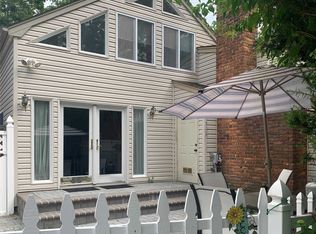 16 Tern Ct, East Islip, NY 11730