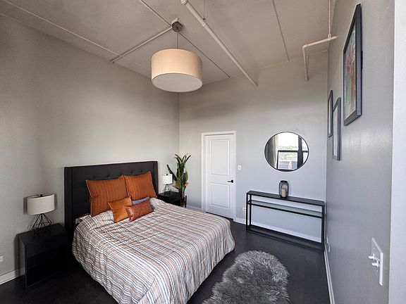 5th image of 811 W 15th Pl Unit 815