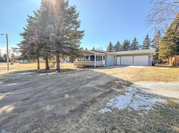 908 Lincoln St, Lisbon, ND 58054