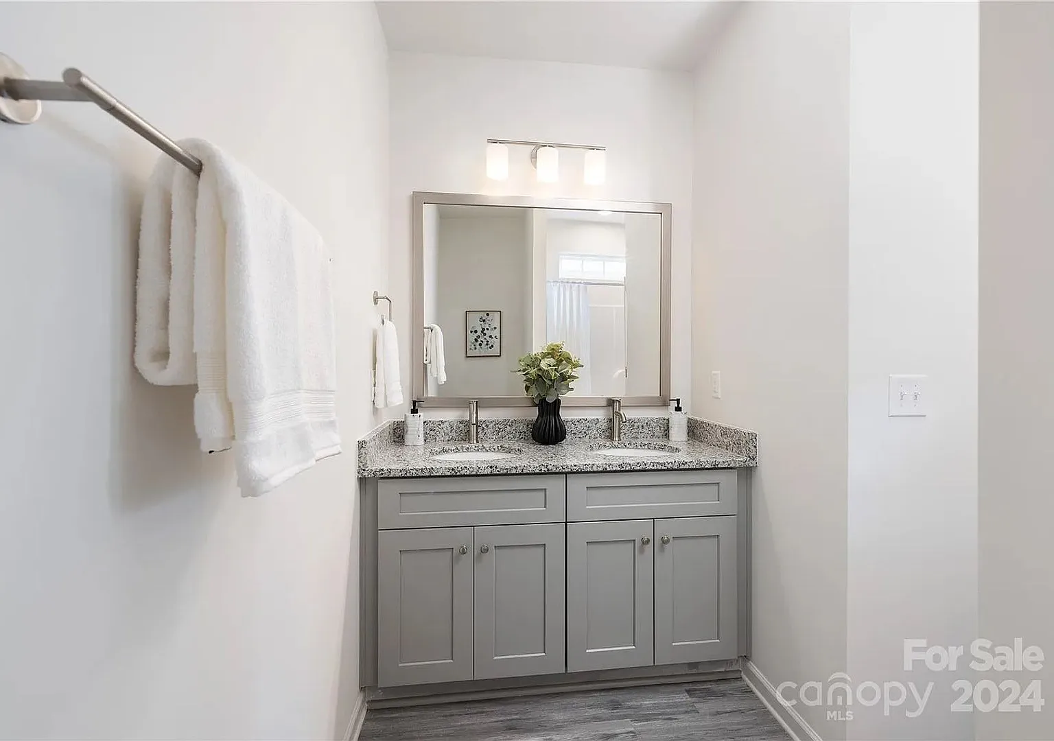 Room in 3 Bedroom Home at Oakwood Rd — Photo 2