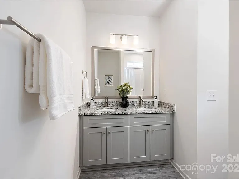 3905 Oakwood Rd — Photo 2