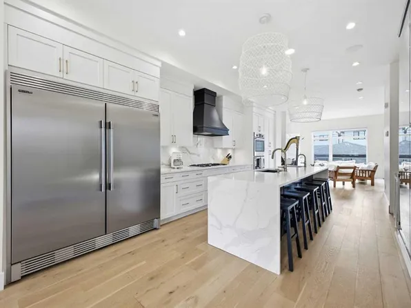 1430 W 27th St SW, Calgary, AB T3C 1L3