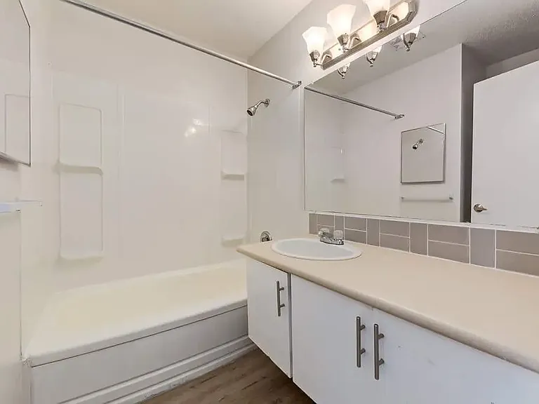 510 Robert St E — Photo 15