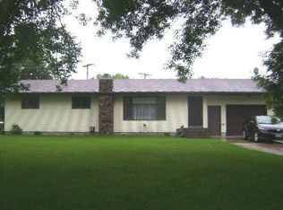 320 Eastview Dr, Larimore, ND 58251