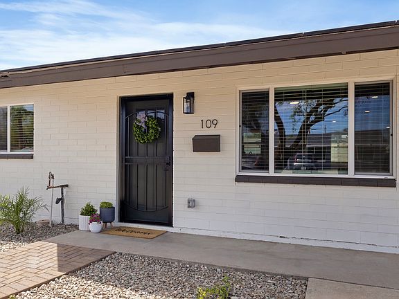 Inviting front entrance - welcome home!